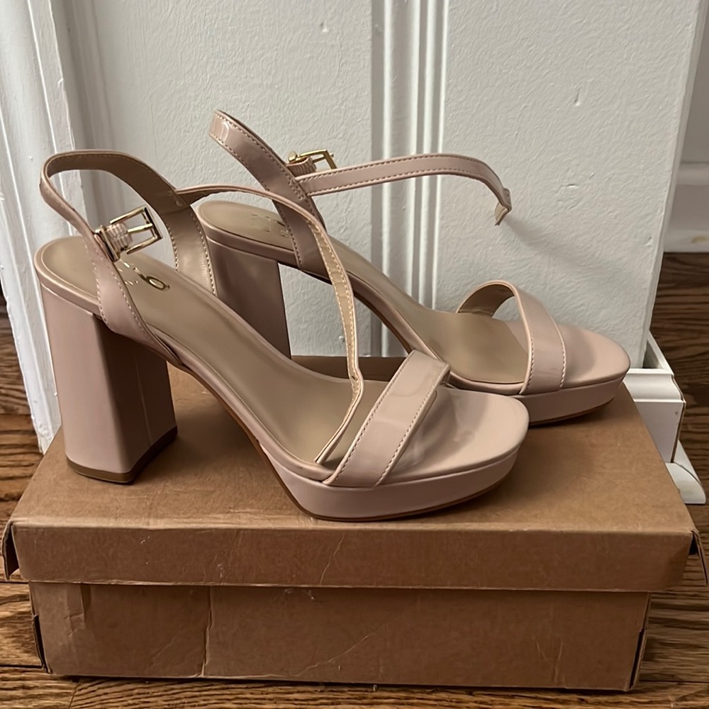 NWOT Mix No 6 nude platform heel
